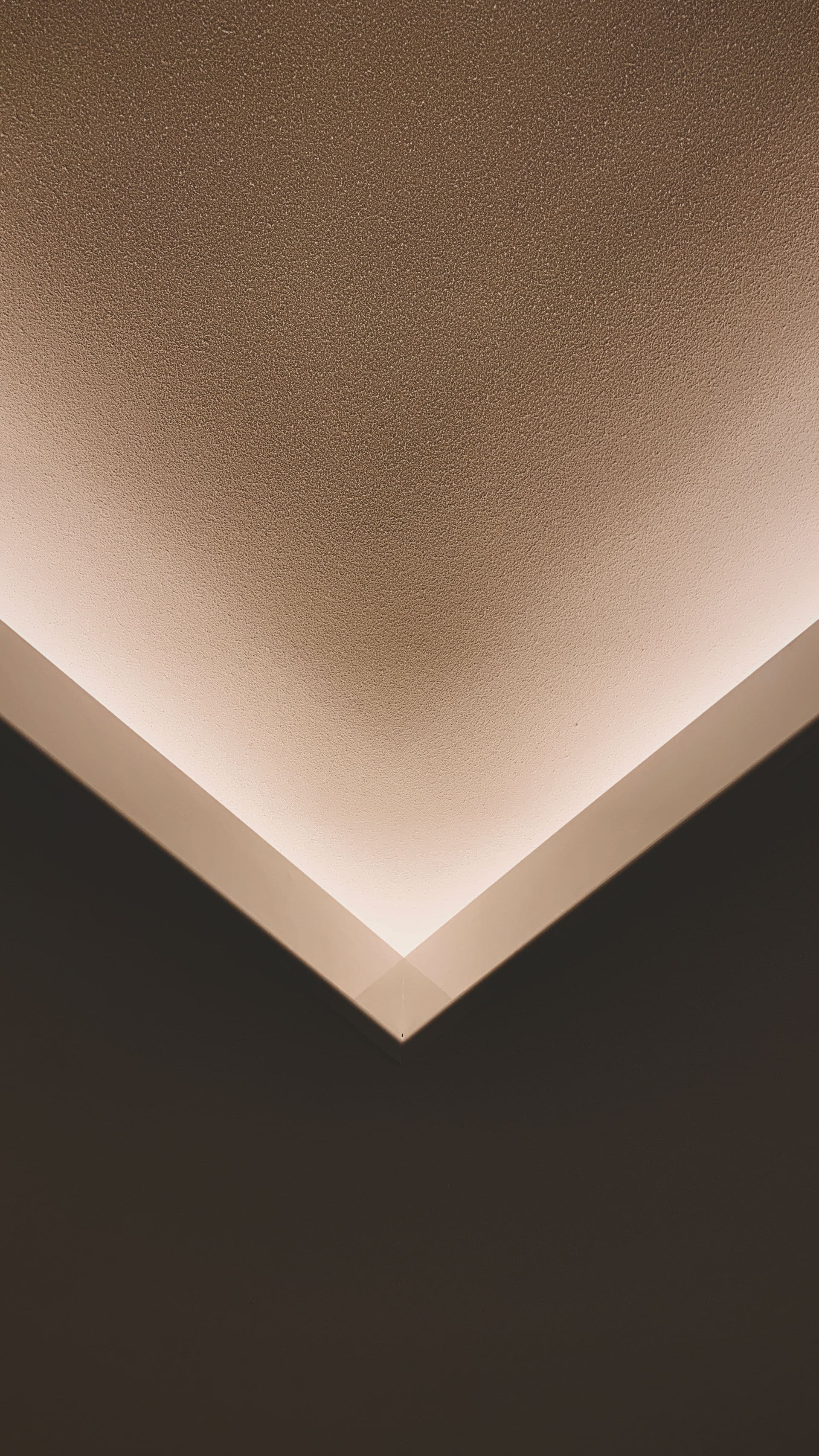 Sanca de gesso com iluminação embutida no encontro entre teto e parede